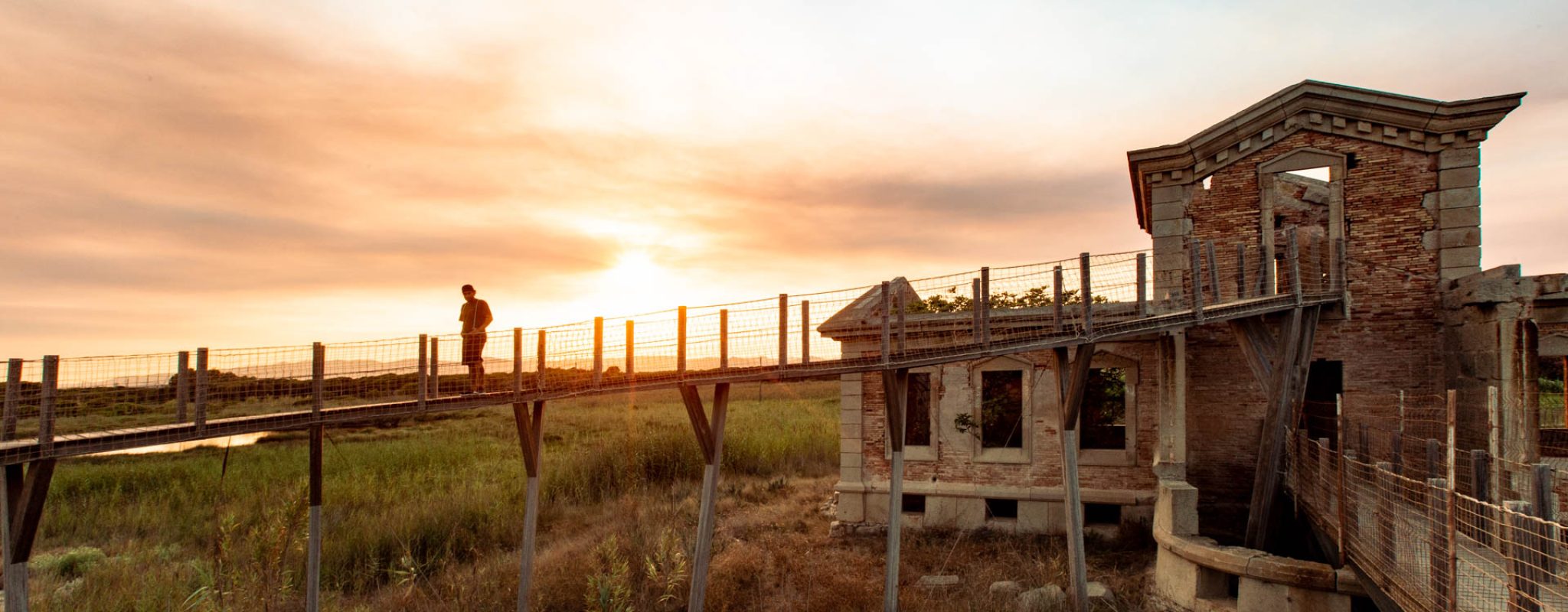 Coucher de soleil sur le mirador del Sémaforo dans le Delta de Llobregat à côté de Barcelone