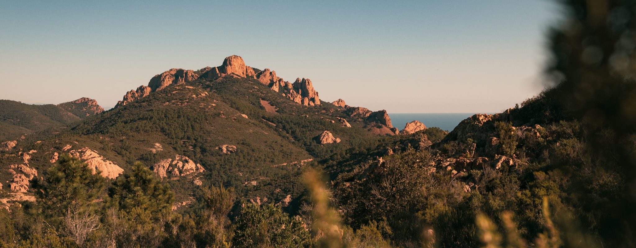 moustachesenvadrouille-sabinekley-france-cote-azur-rastel-randonnee-facile-vue-saint-barthelemy-depuis-rastel-agay