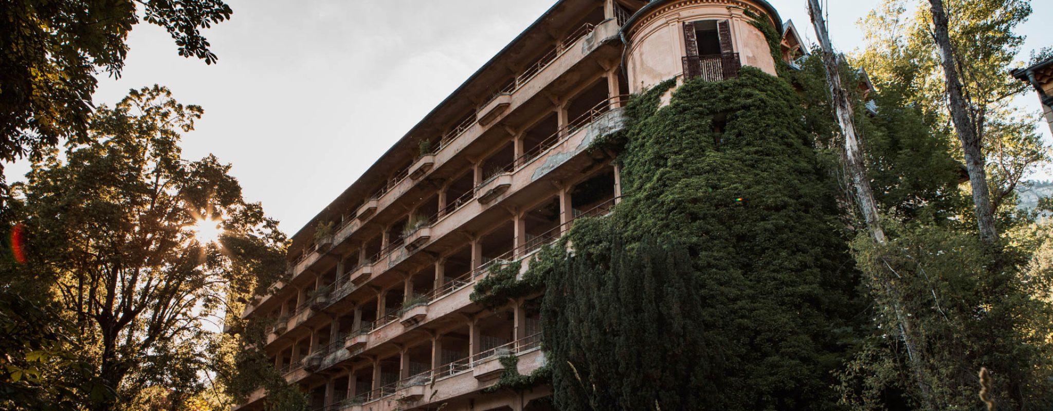 moustachesenvadrouille-sabinekley-france-urbex-alpes-maritimes-sanatorium-facade