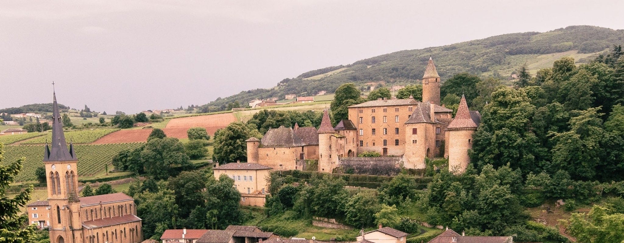 moustachesenvadrouille-sabinekley-voyage-france-beaujolais-pierres-dorees-jarnioux-chateau-vue