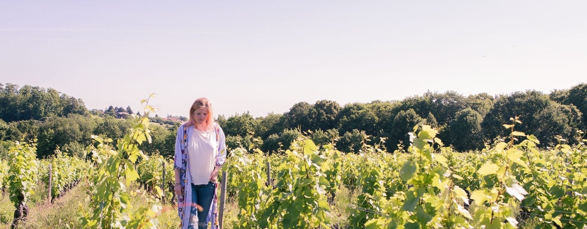 moustachesenvadrouille-sabinekley-voyage-france-beaujolais-pierres-dorees-pommiers-vignes-moi