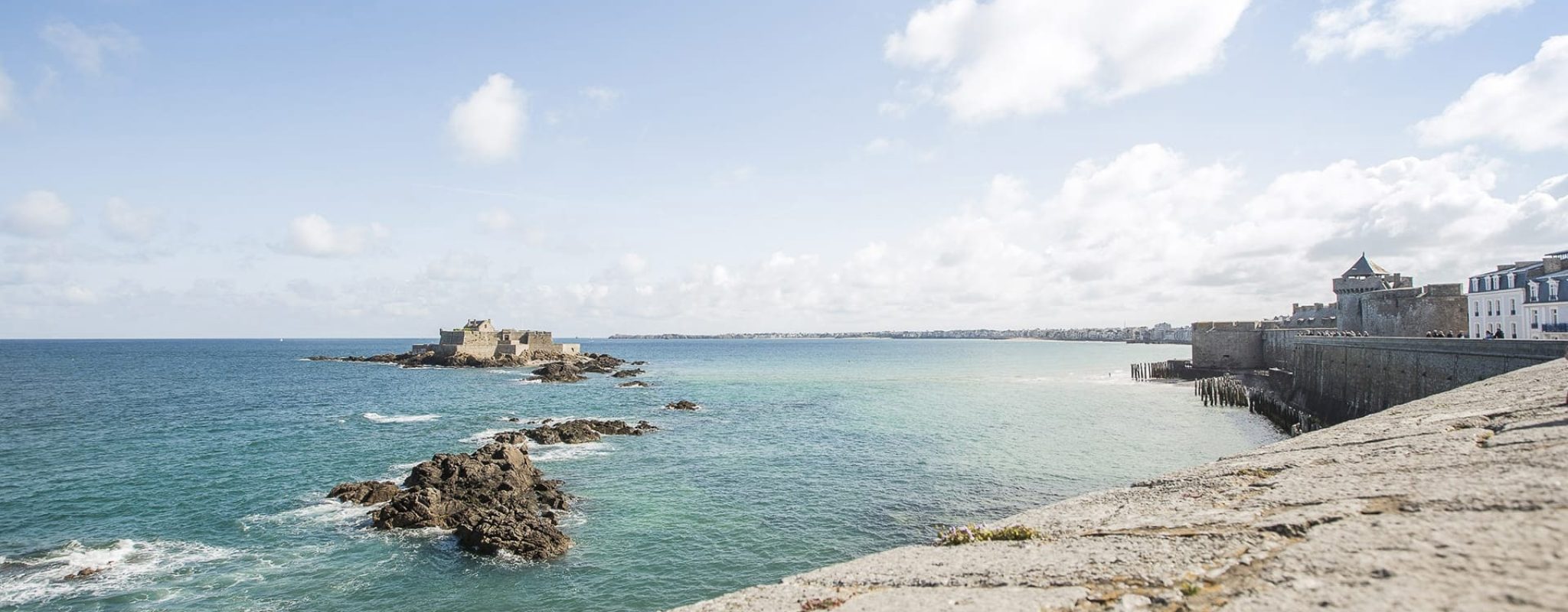 moustachesenvadrouille-sabinekley-voyage-france-saint-malo-remparts-vue-fort-national