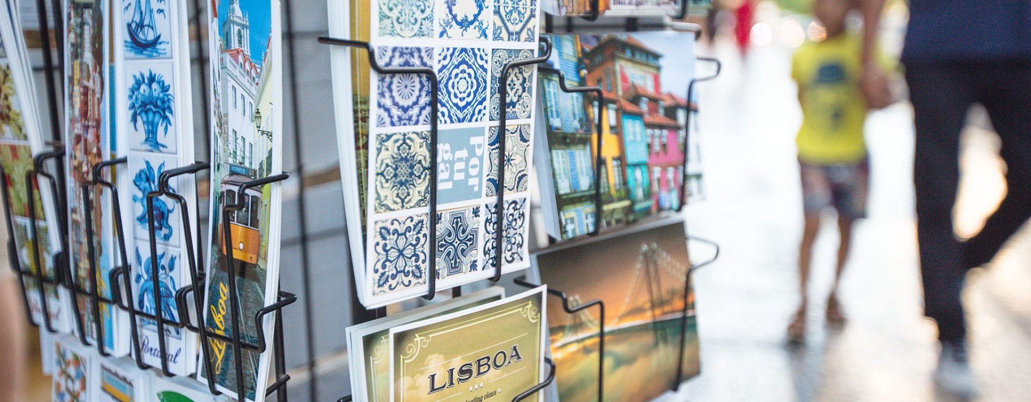 Vendeur de cartes postales au pied de l'elevador Santa Justa dans le quartier Chiado à Lisbonne au Portugal