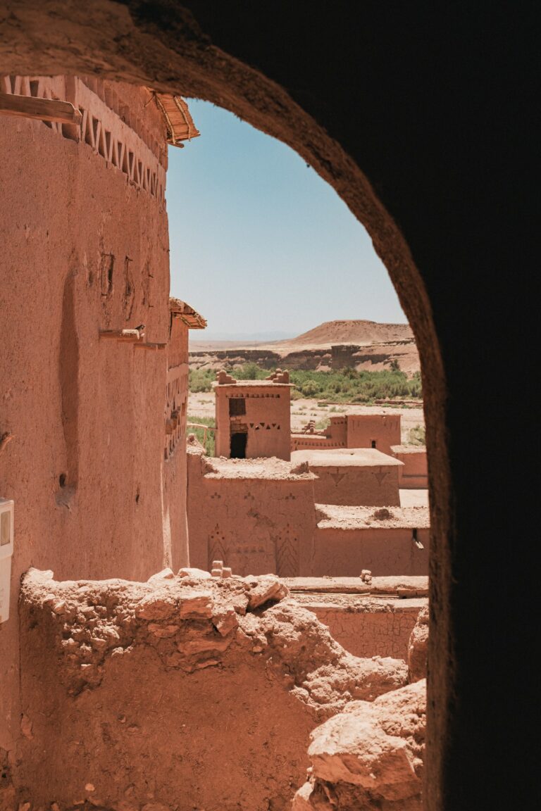 Dans les rues du village Ait Ben Haddou au Maroc